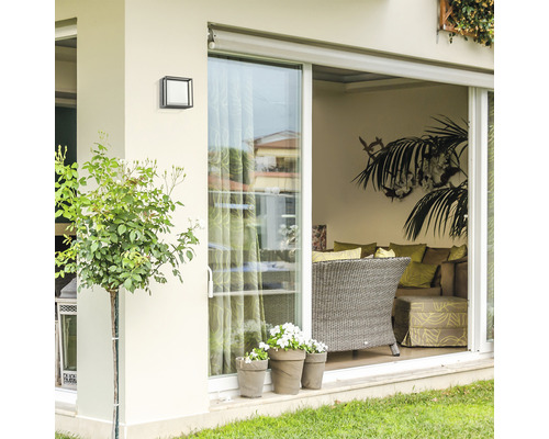 Terasa cu ușă glisantă, mobilier de grădină și o lampă de perete pătrată