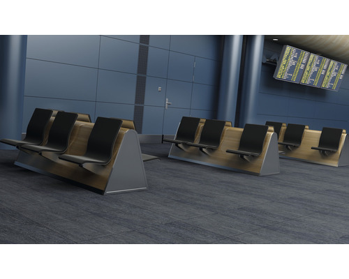 Zonă de așteptare cu locuri și panou de afișaj