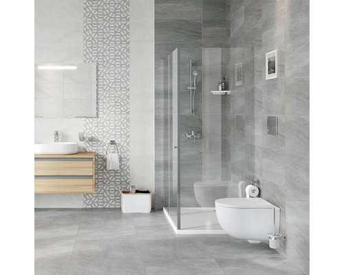 Baie modernă cu duș, chiuvetă și faianță în tonuri de gri