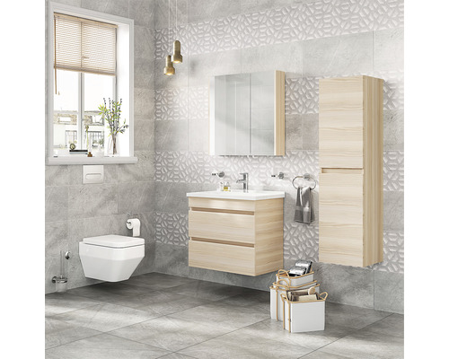 Baie modernă cu lavoar, dulap cu oglindă, dulap suspendat și toaletă suspendată