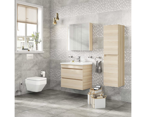 Baie cu toaletă, lavoar, dulap cu oglindă și dulap înalt cu aspect de lemn deschis la culoare în fața faianței și gresiei gri