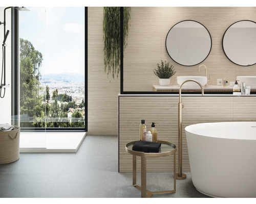 Baie luminoasă cu duș, cadă, chiuvetă și faianță cu structură orizontală