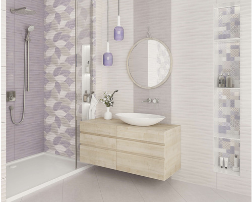 Baie modernă cu duș, chiuvetă și accente violet