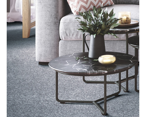 Cameră de zi cu mochetă, canapea și măsuță laterală