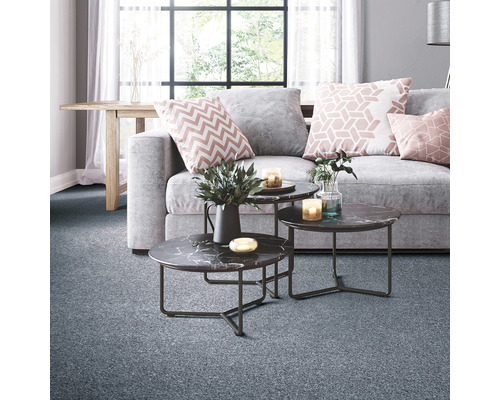 Living cu canapea, măsuță de cafea și mochetă