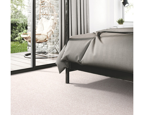 Dormitor cu pat și covor