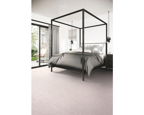 Dormitor cu pat dublu și mochetă