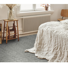 Dormitor cu pat, calorifer, taburet din lemn și pardoseală texturată