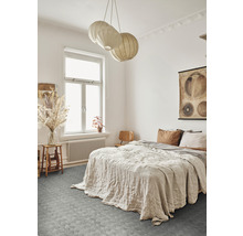 Dormitor cu pat, covor și iluminat