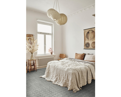 Dormitor cu pat, covor și iluminat