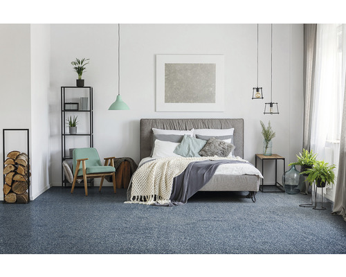 Dormitor cu pat, mochetă și elemente decorative, cum ar fi bibliotecă și fotolii