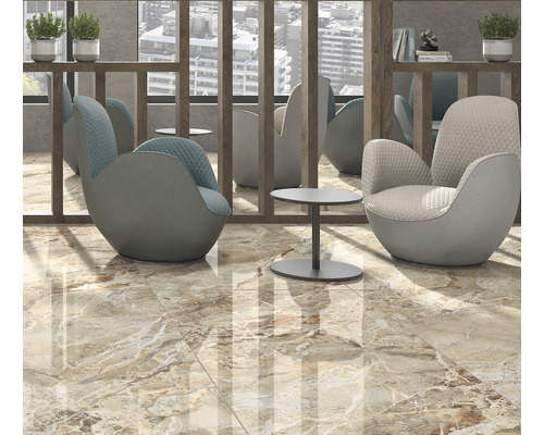 Zonă de relaxare cu fotolii și gresie cu aspect de marmură