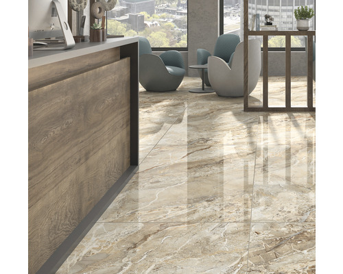 Interior cu gresie de podea cu aspect de marmură, mobilier de birou și fațadă de fereastră