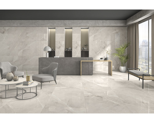 Cameră luminoasă cu gresie de marmură pe podea și pe pereți, zonă de relaxare și decorațiuni