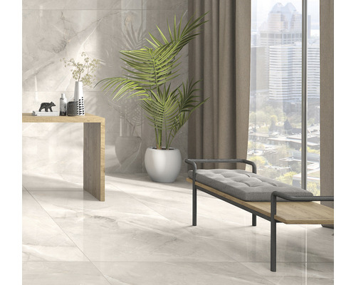 Cameră luminoasă cu gresie, masă, plantă și bancă