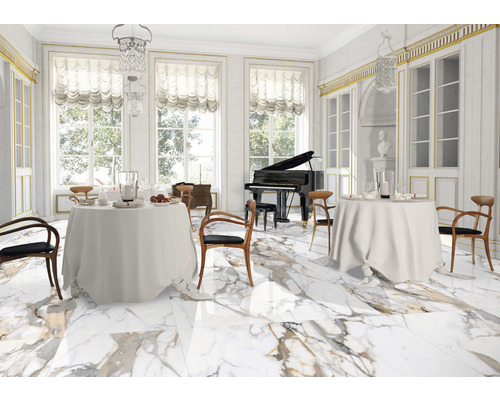 Sală de mese elegantă cu podea de marmură, mese și pian cu coadă