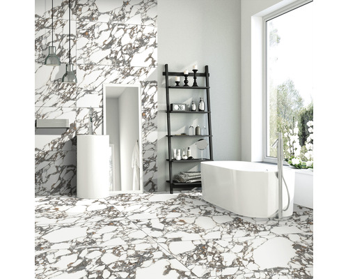 Baie modernă cu gresie de marmură, cadă independentă și raft negru