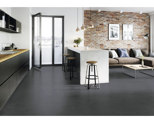 Spațiu de locuit deschis cu bucătărie, zonă de luat masa și cameră de zi cu gresie închisă la culoare