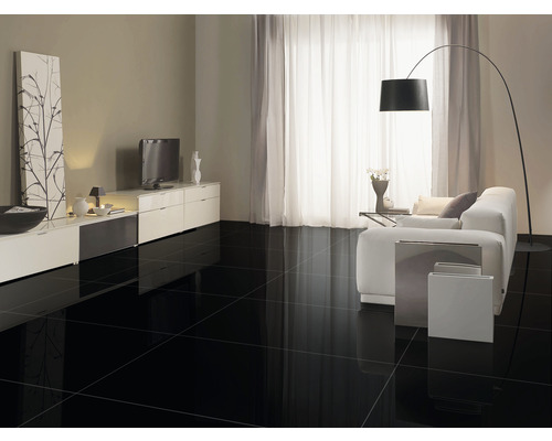 Living cu gresie lucioasă, dulap și canapea