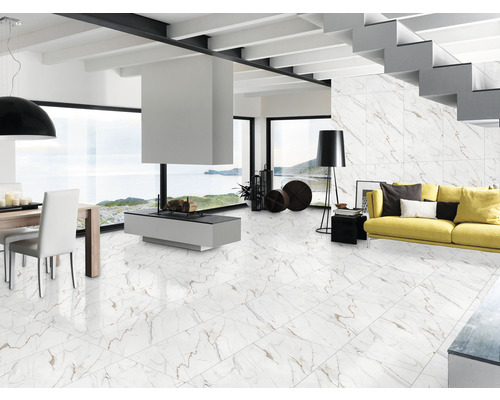 Cameră de zi luminoasă cu gresie și faianță cu aspect de marmură, scară și canapea galbenă