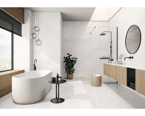 Baie modernă cu cadă independentă, duș și lavoar