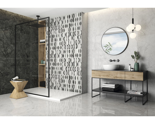 Baie modernă cu duș, chiuvetă și oglindă