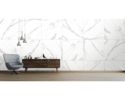 Cameră luminoasă cu gresie cu aspect de marmură, fotoliu și comodă