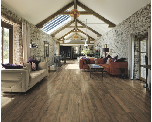 Cameră de zi cu podea din lemn, pereți de piatră și tavan cu grinzi