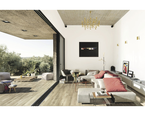 Cameră de zi cu acces la terasă și vedere spre natură