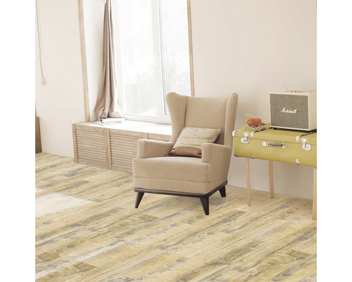 Living cu fotoliu, fereastră și podea cu aspect de lemn