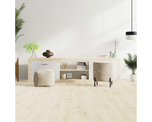 Cameră de zi cu podea din lemn deschis la culoare, dulap jos și taburete