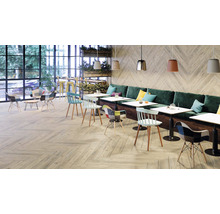 Interiorul unui restaurant cu mese, scaune și podea cu aspect de lemn