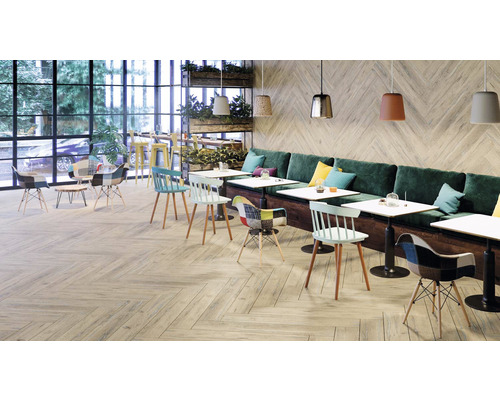 Interiorul unui restaurant cu mese, scaune și podea cu aspect de lemn