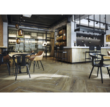 Fotografie de interior a unui restaurant cu mese, scaune, bar și rafturi de vinuri