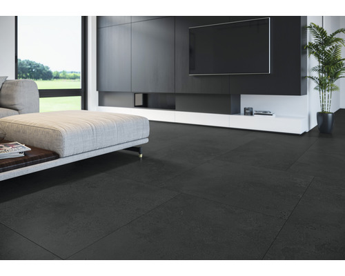 Cameră de zi cu gresie închisă la culoare, canapea modernă și perete TV.