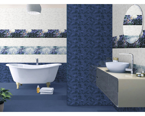 Baie cu cadă, chiuvetă și plăci de perete cu modele geometrice și florale