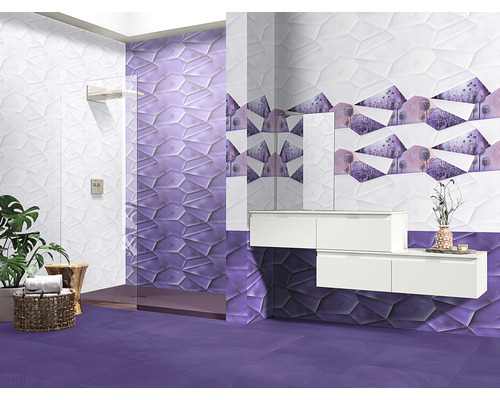 Baie modernă cu podea violetă și perete mozaic