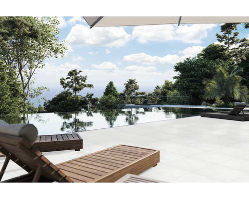 Exterior cu piscină, terasă și șezlonguri