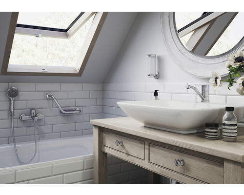 Baie cu fereastră de mansardă, lavoar, oglindă și cadă cu bară de sprijin