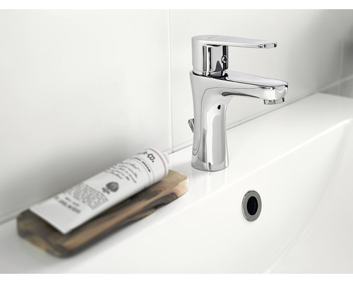 Baterie lucioasă pe o chiuvetă albă în baie.
