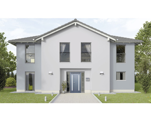 Vedere a unei case cu două etaje, cu acoperiș în două ape, ferestre cu balustrade și ușă de intrare