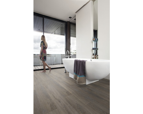 Baie modernă cu cadă independentă, fațadă cu geamuri și podea din lemn