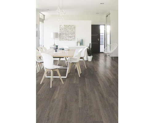 Sufragerie luminoasă cu podea de lemn, masă și scaune