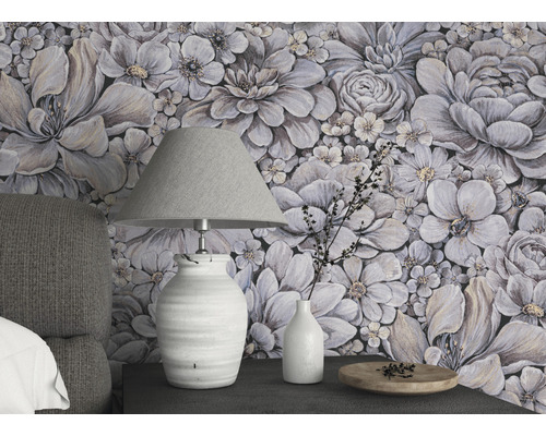 Cameră decorativă cu tapet floral, lampă și noptieră