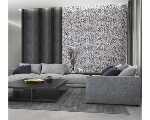 Living cu canapea gri, măsuță de cafea și un perete cu tapet cu model de plante