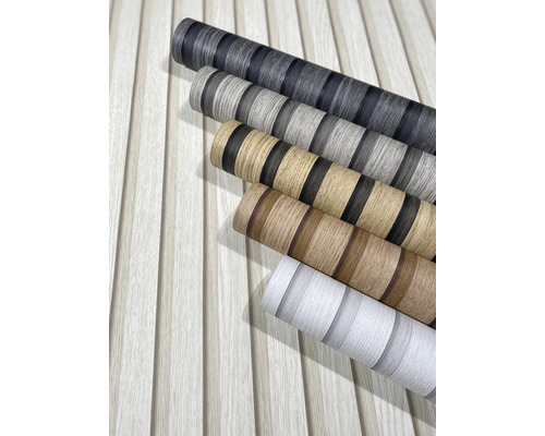 Mai multe role de folie decorativă cu aspect de lemn