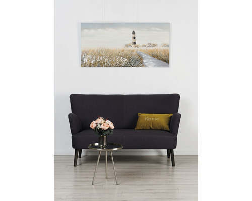 Cameră de zi decorativă cu canapea, masă și pictură cu far