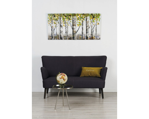 Cameră de zi cu canapea, glob de masă și pictură murală cu pădure de mesteceni