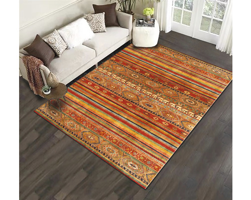 Cameră de zi cu canapea și covor cu dungi