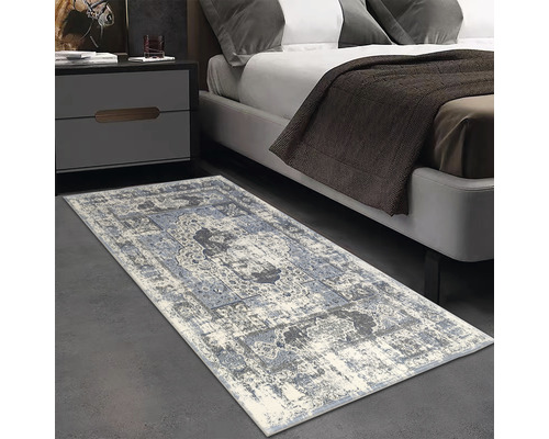 Covor decorativ cu model ornamental în dormitor